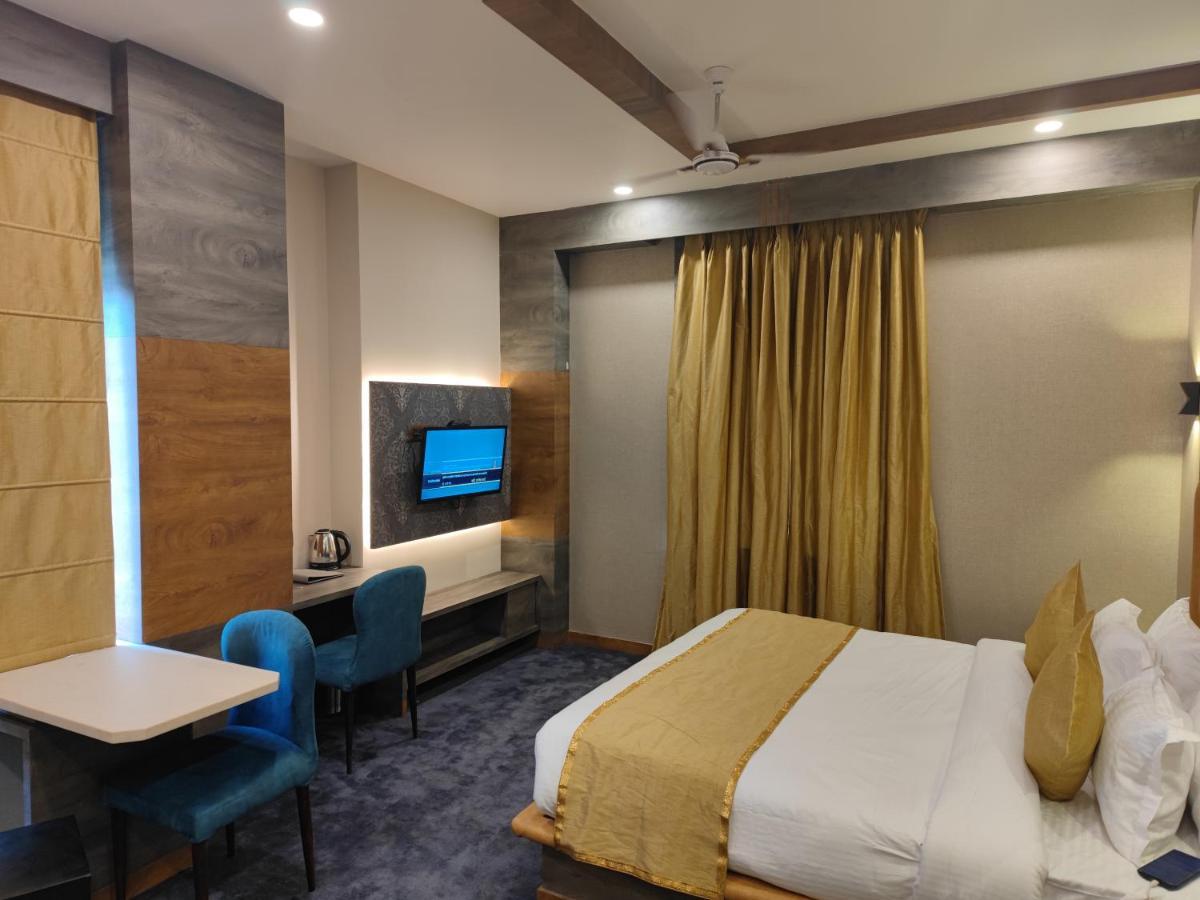 Prime Land Hotel Váránaszi Kültér fotó