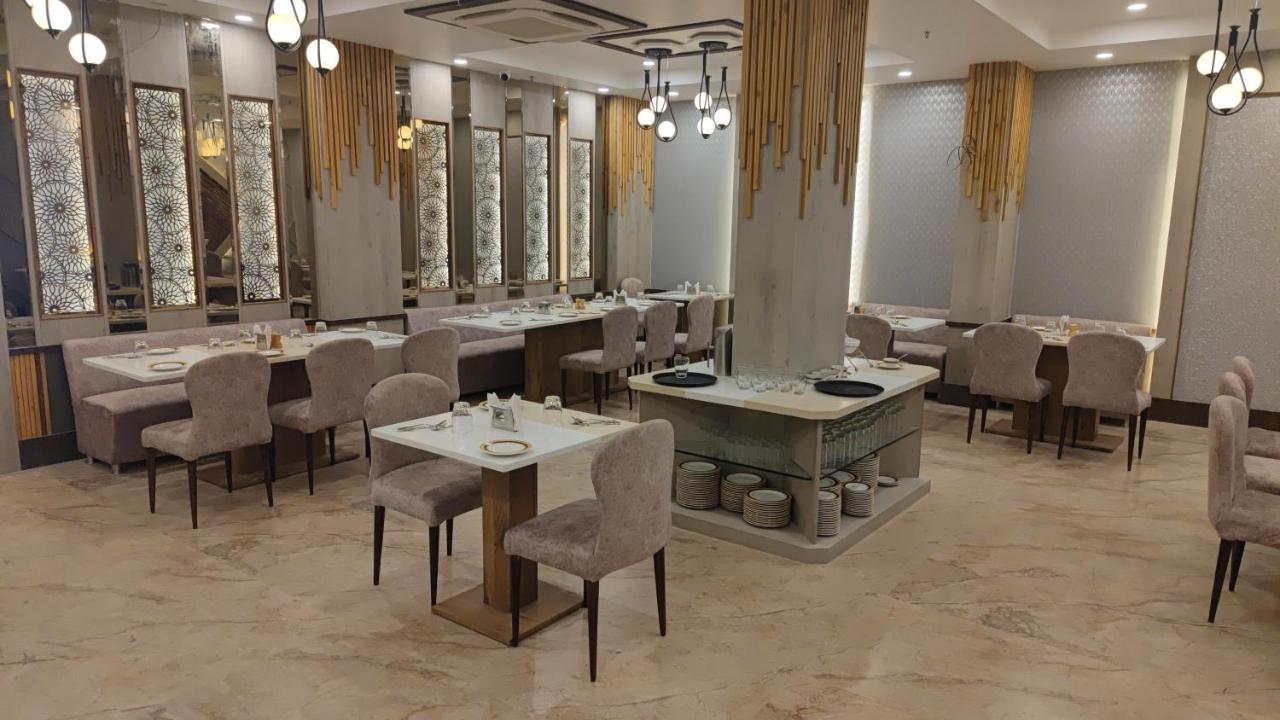 Prime Land Hotel Váránaszi Kültér fotó