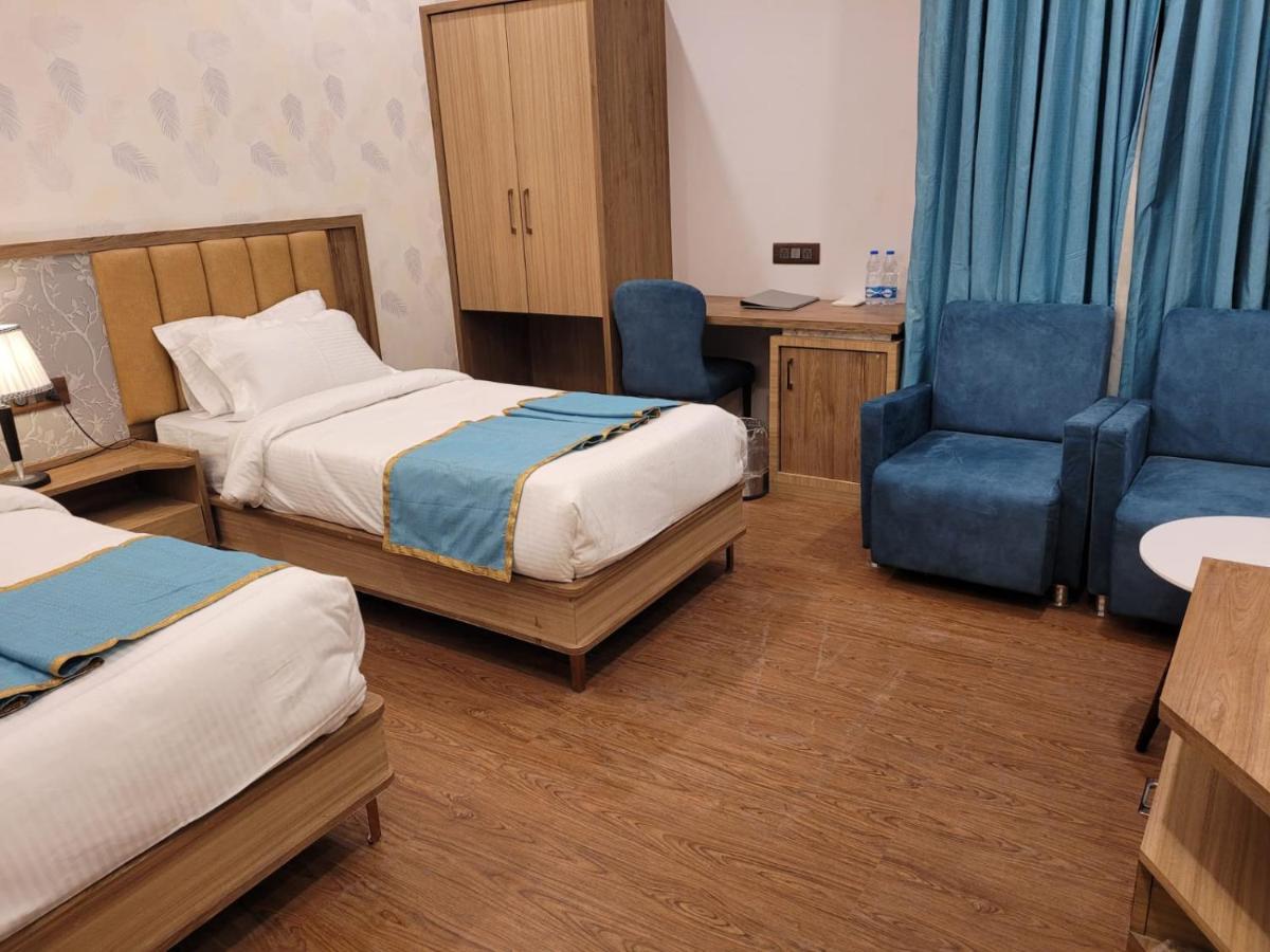 Prime Land Hotel Váránaszi Kültér fotó