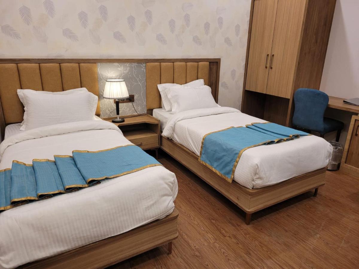 Prime Land Hotel Váránaszi Kültér fotó