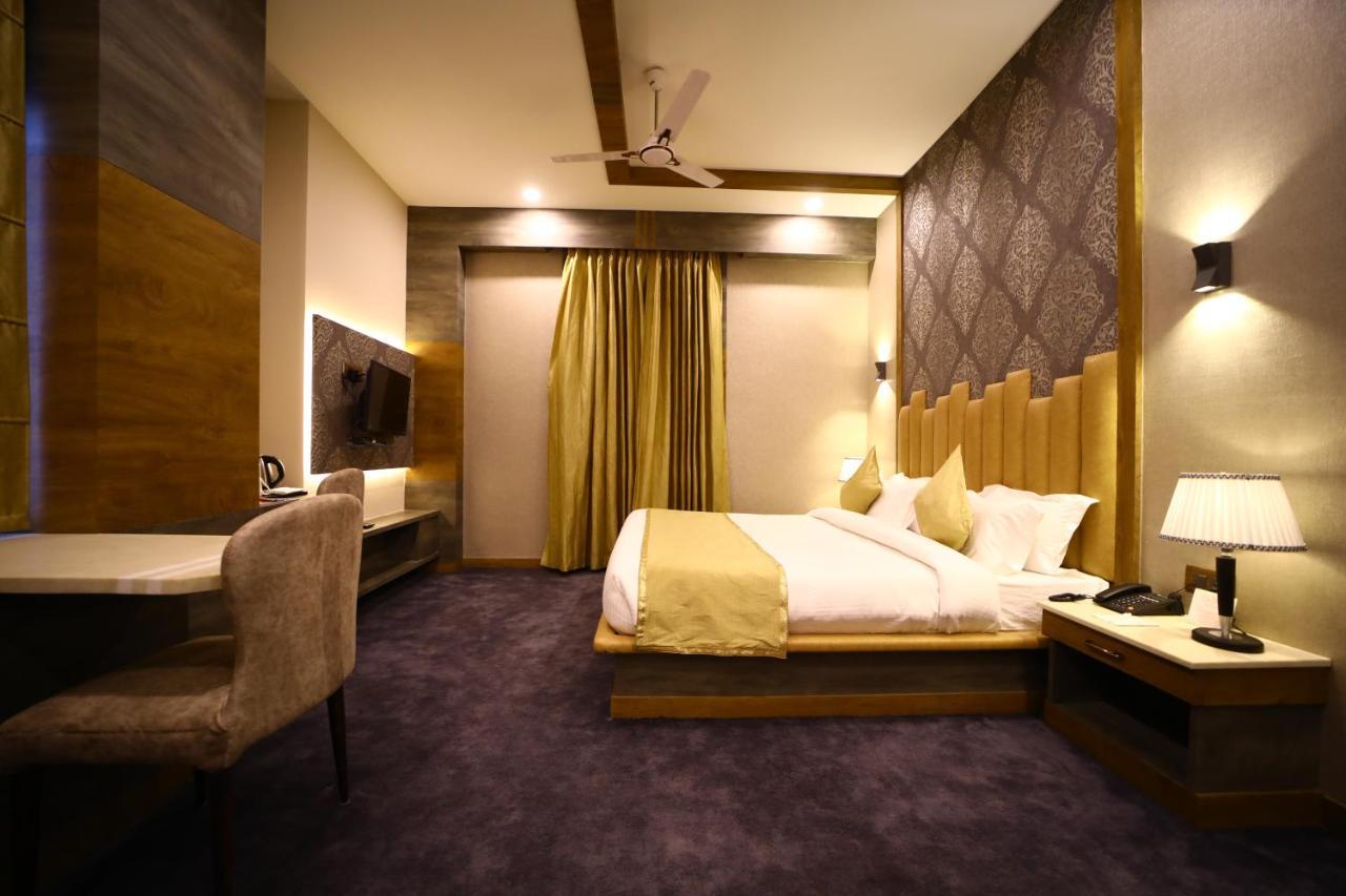 Prime Land Hotel Váránaszi Kültér fotó