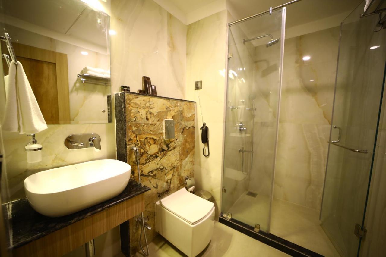 Prime Land Hotel Váránaszi Kültér fotó