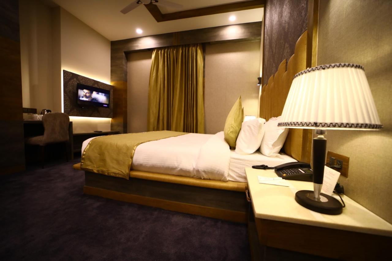 Prime Land Hotel Váránaszi Kültér fotó