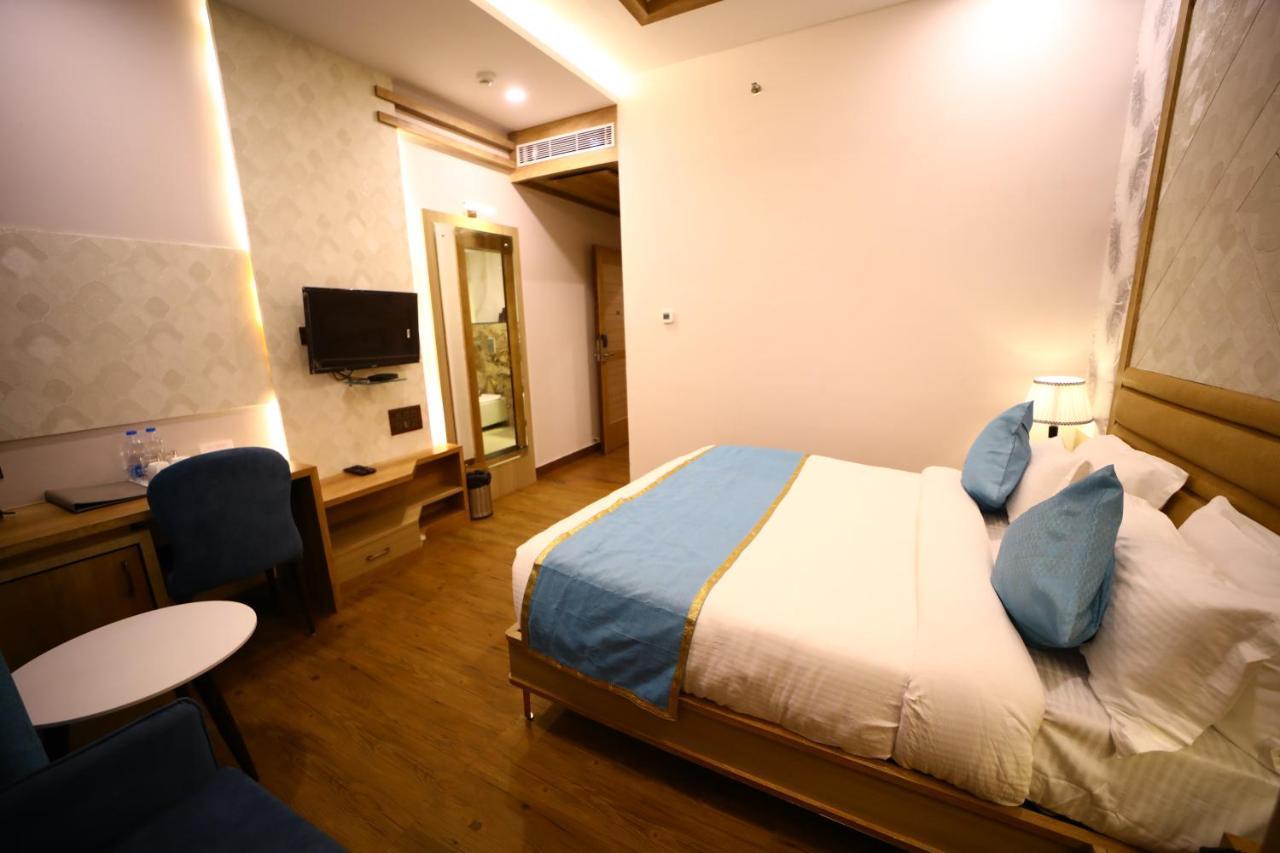 Prime Land Hotel Váránaszi Kültér fotó