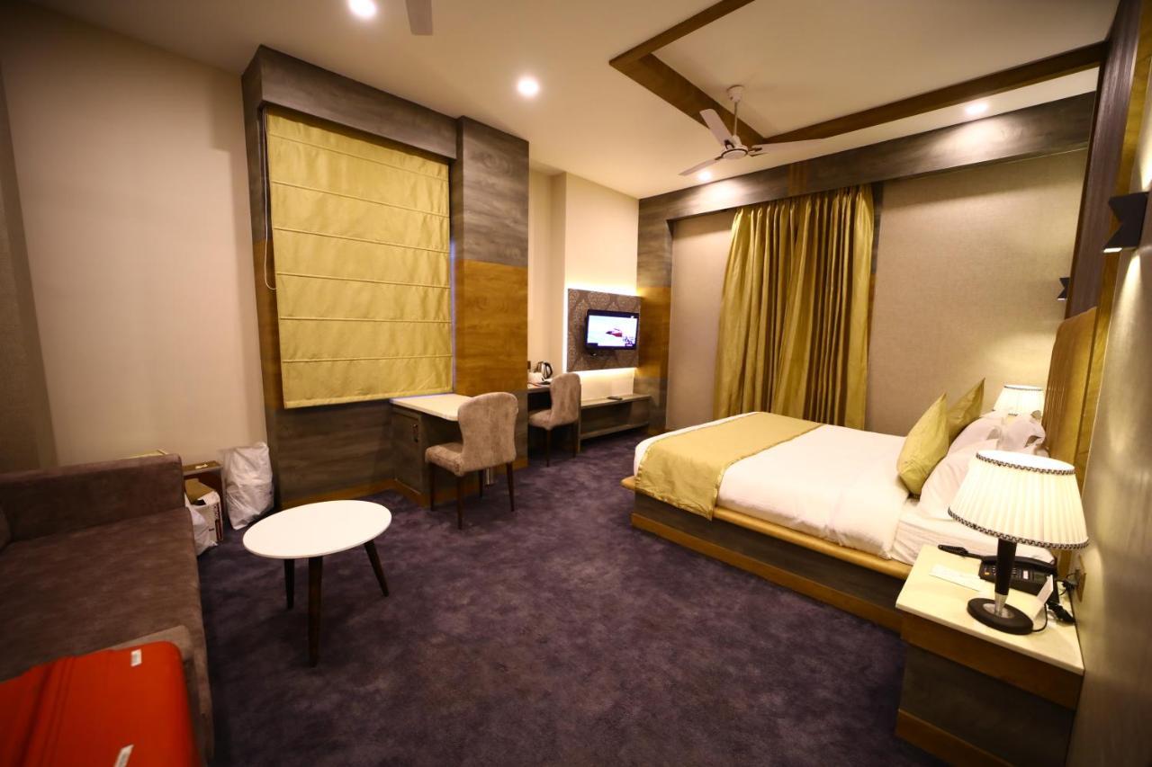 Prime Land Hotel Váránaszi Kültér fotó