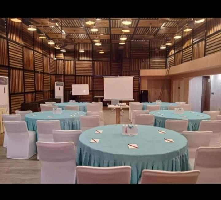 Prime Land Hotel Váránaszi Kültér fotó